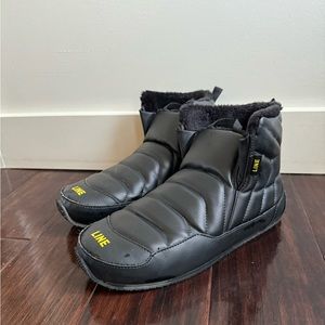 Apres line booties. Size Medium